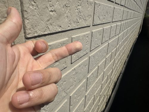 瀬戸市のアパートの外壁でチョーキングが発生している様子