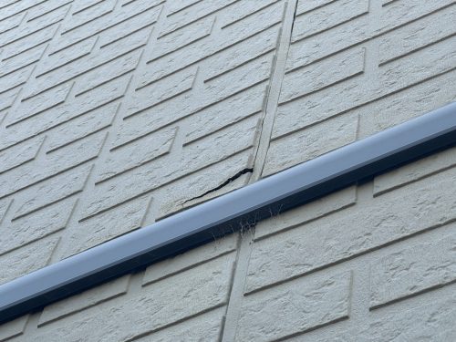 瀬戸市のアパートの外壁にひび割れが発生している様子