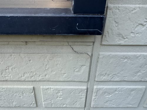 豊田市のアパートの外壁にひび割れが発生している様子