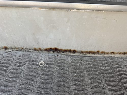 瀬戸市のアパートでサビが発生している様子