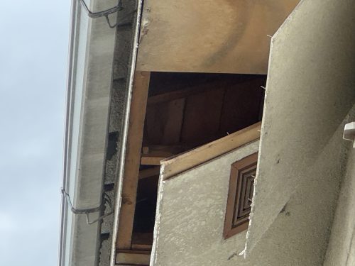 軒裏が剥がれている様子