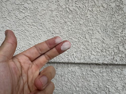 名古屋市の住宅で外壁にチョーキングが発生している様子
