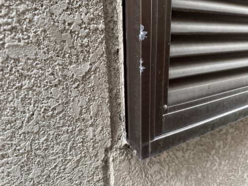 名古屋市の住宅でシーリングに亀裂が入っている様子