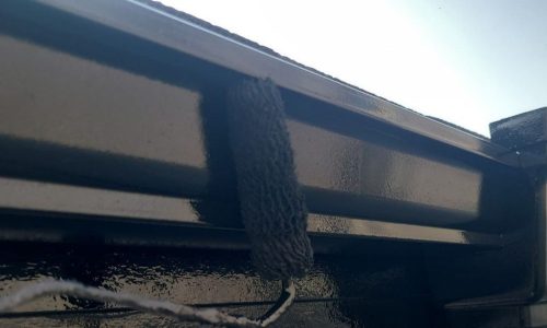 豊田市で軒樋を塗装する様子