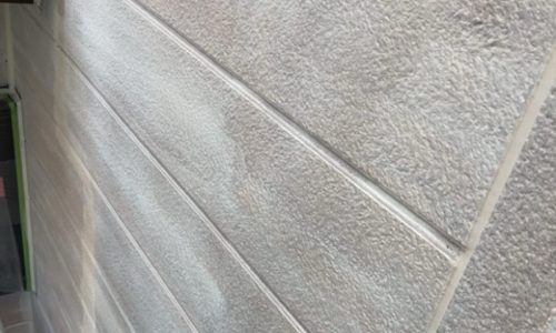 豊田市の住宅で外壁、下塗りを行った様子