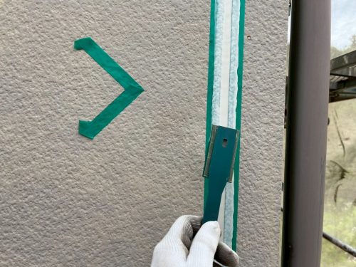 豊田市の住宅でシーリングの仕上げをしている様子