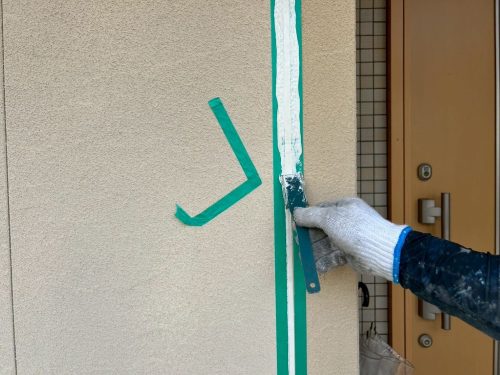 尾張旭市の住宅でシーリングの仕上げをしている様子