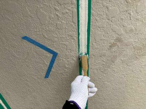 豊田市の住宅でシーリングの仕上げをしている様子