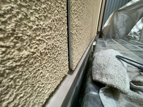 尾張旭市の住宅で外壁の浮きが見られる様子