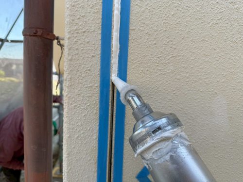 長久手市の住宅のシーリングを充填している様子