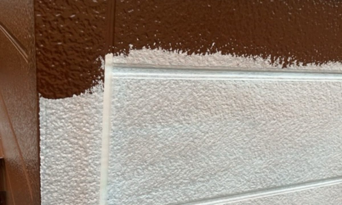 豊田市の住宅で外壁中塗りを行っている様子