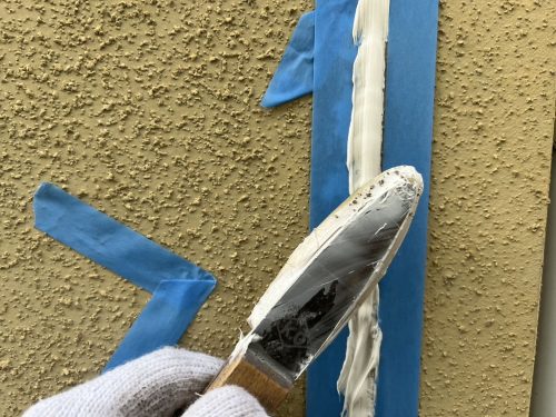 豊田市のお宅でシーリングの補修を行っている様子