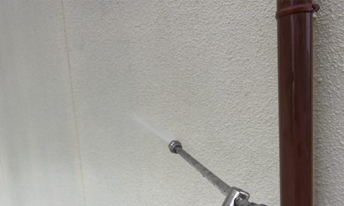 長久手市の住宅で外壁の高圧洗浄を行っている様子