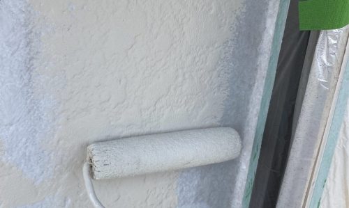 豊田市の住宅で外壁の中塗りを行っている様子