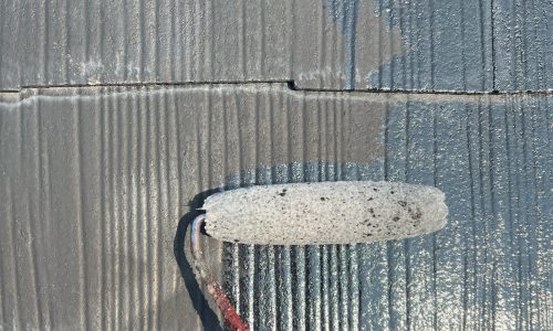 瀬戸市で屋根塗装の下塗り1回目を行っている様子