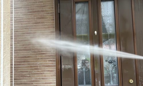 知立市の住宅で外壁の高圧洗浄を行う様子