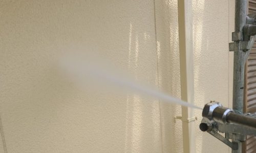 日進市の住宅で外壁に高圧洗浄を行っている様子