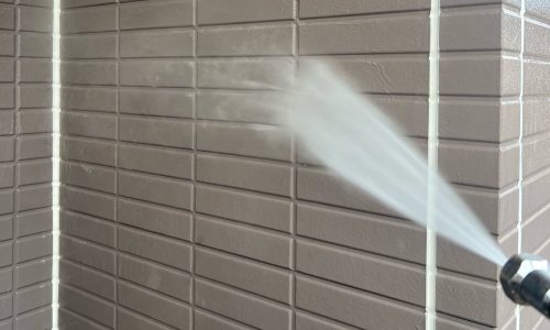 瀬戸市の住宅で外壁の高圧洗浄を行う様子