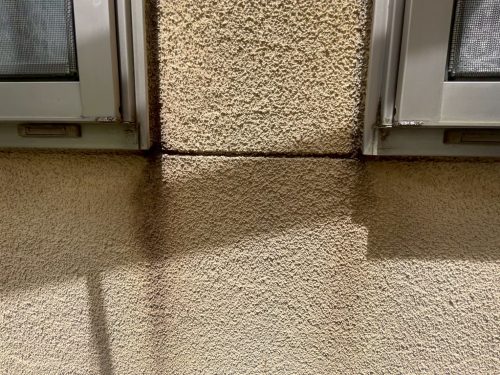 尾張旭市の住宅の外壁に雨筋汚れが見られている様子