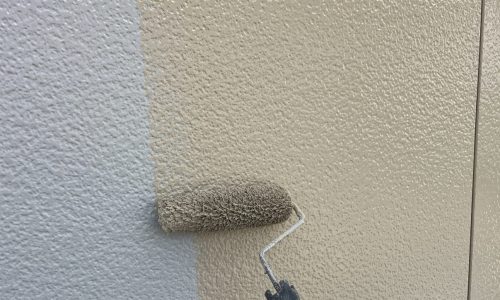 尾張旭市の住宅で上塗り1回目を行っている様子