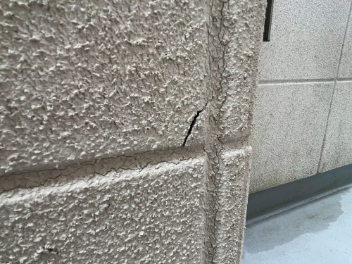 春日井市　外壁のひび割れ