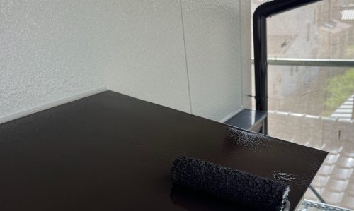 尾張旭市の住宅で庇を塗装している様子