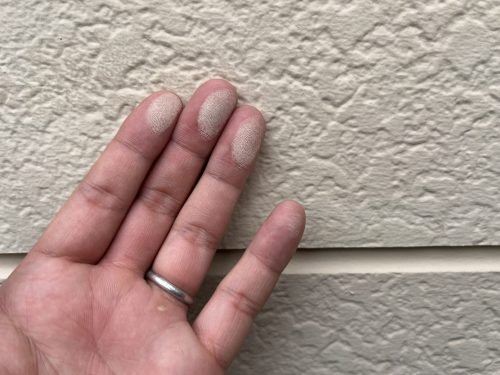 豊田市の住宅の外壁にチョーキングが発生している様子