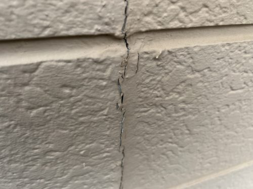 豊田市での外壁のシーリングが劣化している様子