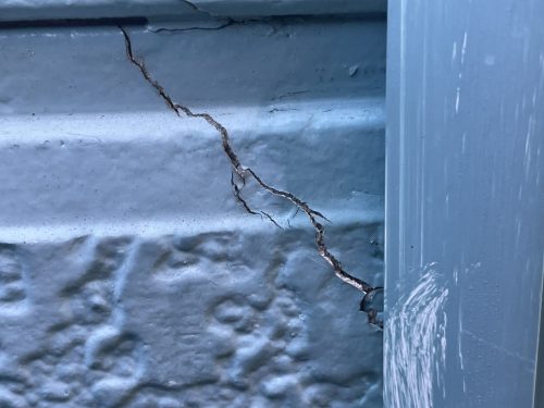 尾張旭市のアパート外壁にひび割れが発生している様子