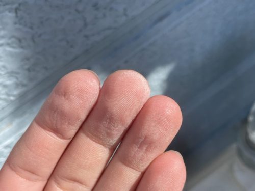 尾張旭市　アパートの外壁にチョーキングが発生している様子