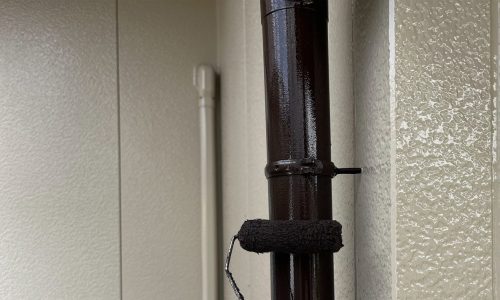 尾張旭市の住宅の雨樋を塗装している様子
