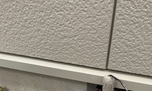 尾張旭市の住宅で水切りを塗装している様子