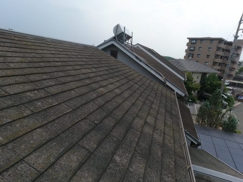 屋根塗装　施工前　スレート屋根　コケとカビの発生