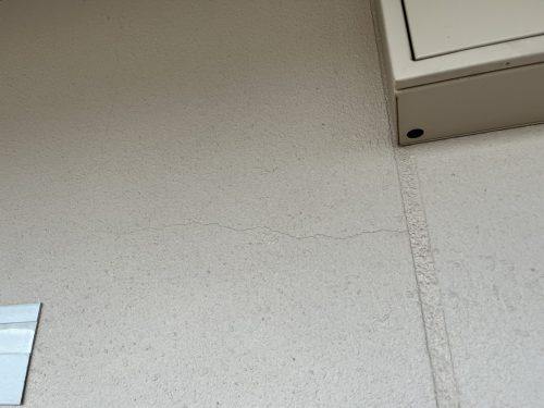 外壁にクラックが発生している様子