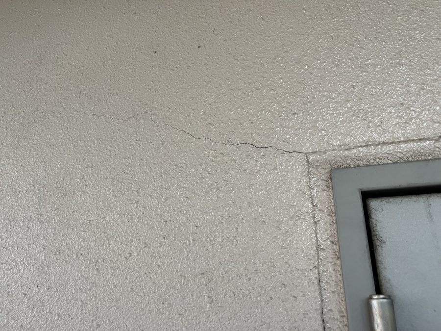 サッシ周りの外壁にひび割れが発生している様子