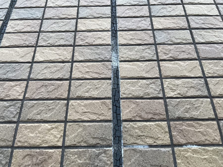 タイル部分のシーリングに亀裂が入っている様子