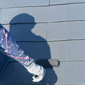 屋根上塗り２回目施工中