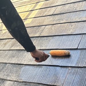 屋根下塗り２回目施工中