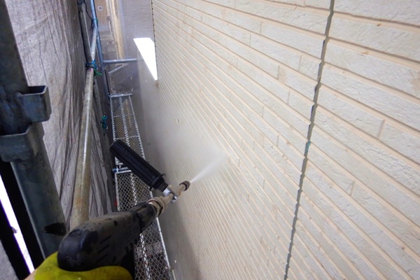 外壁のコケ取りに高圧洗浄はあり?