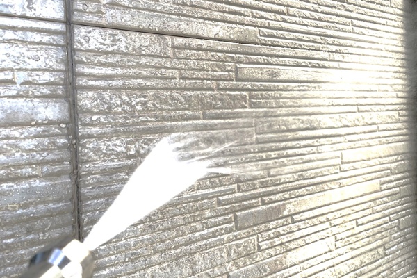 外壁のコケを高圧洗浄機で落とす方法