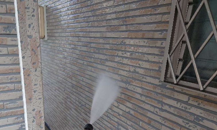 外壁 洗浄施工中