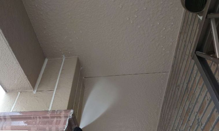 軒裏 洗浄施工中