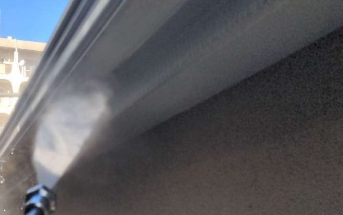 軒樋・鼻隠し高圧洗浄施工中