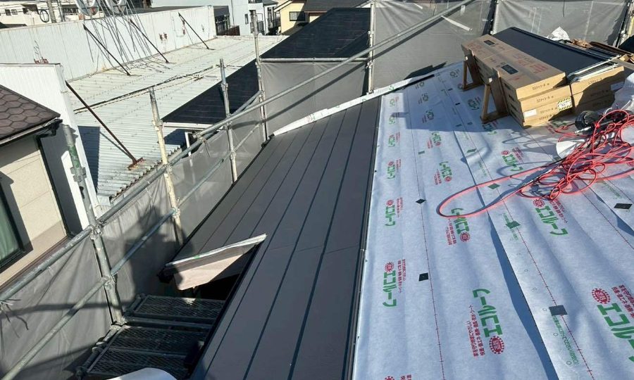屋根カバー工法 ガルテクト設置 施工中