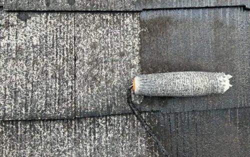 屋根塗装下塗り2回目施工中