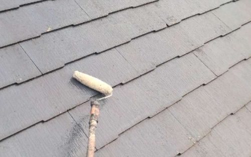 屋根塗装下塗り2回目施工中