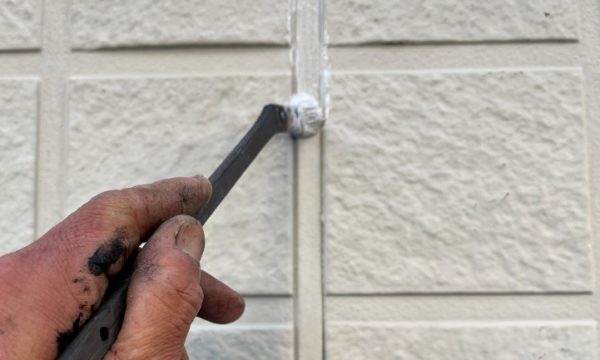 シーリング工事 プライマー 施工中