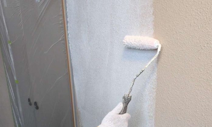 外壁 下塗り施工中