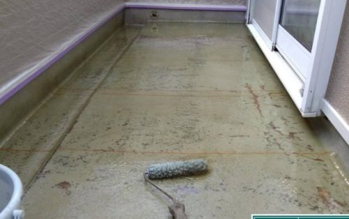 ベランダ防水中塗り施工中