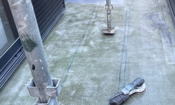 ベランダ防水 サンディング 施工中